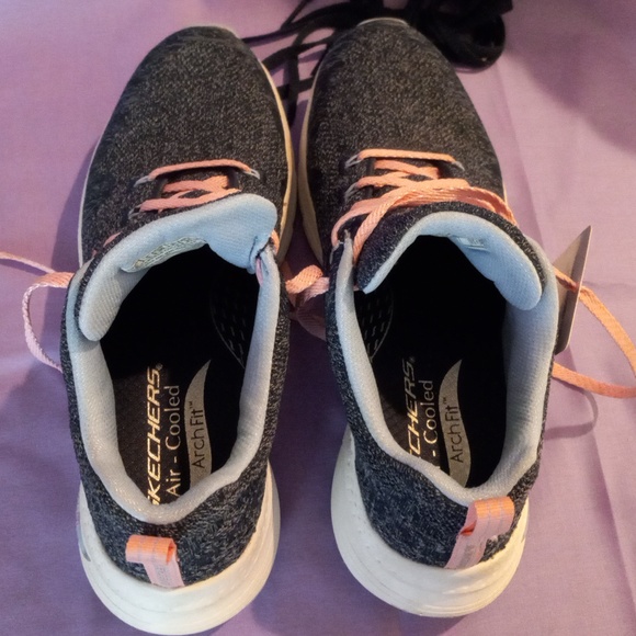 Skechers Arch Fit  Size 6 - Picture 4 of 4